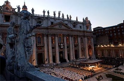 Juan Pablo II oficia la misa conmemorativa de sus 25 años de papado en la plaza de San Pedro.