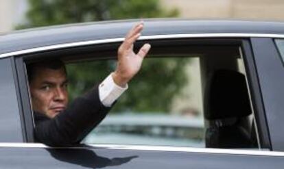 En la imagen, el presidente de Ecuador, Rafael Correa, saluda desde el interior de un vehículo tras su encuentro con el presidente francés, François Hollande (no aparece), en el Palacio del Elíseo de París (Francia). EFE/Archivo