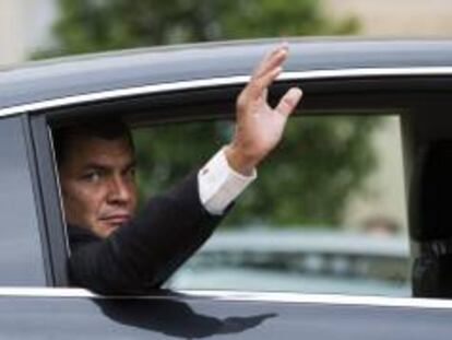 En la imagen, el presidente de Ecuador, Rafael Correa, saluda desde el interior de un vehículo tras su encuentro con el presidente francés, François Hollande (no aparece), en el Palacio del Elíseo de París (Francia). EFE/Archivo