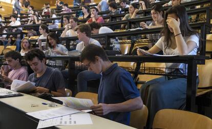 Estudiantes antes del examen de Lengua y Literatura de la EvAU 2019 en la Complutense de Madrid el pasado 4 de junio.