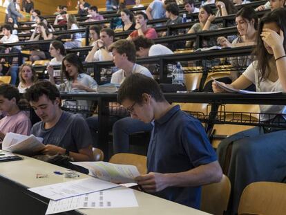 Estudiantes antes del examen de Lengua y Literatura de la EvAU 2019 en la Complutense de Madrid el pasado 4 de junio.