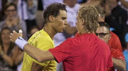 Nadal saluda a Shapovalov tras la derrota.