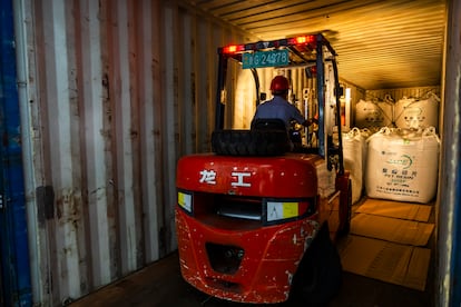 Yiwu es también el lugar de origen de los trenes de mercancías rumbo a Madrid, que puso en marcha la compañía local Yixinou. En la imagen, uno de sus operarios prepara un contenedor para ser enviado por ferrocarril.    