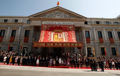 Los reyes, Felipe VI y Letizia, acompañados por la princesa de Asturias y la infanta Sofía, presiden a las puertas del Congreso el primer desfile militar tras su proclamación, antes de comenzar su recorrido por las calles de Madrid.