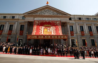 Los reyes, Felipe VI y Letizia, acompañados por la princesa de Asturias y la infanta Sofía, presiden a las puertas del Congreso el primer desfile militar tras su proclamación, antes de comenzar su recorrido por las calles de Madrid.