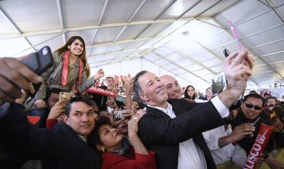José Antonio Meade se toma una selfie con priistas.