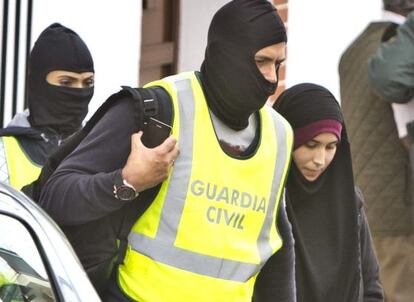 Efectivos de la Guardia Civil detienen a la joven onubense en Barajas.