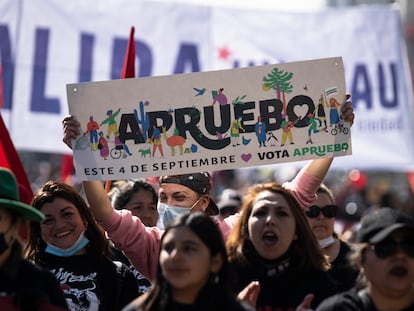 Cientos de personas participan en una marcha en apoyo a la aprobación del plebiscito constitucional el pasado 20 de agosto, en Santiago.