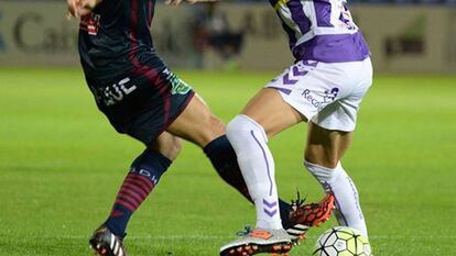 Iñigo Ros, a la izquierda, durante el Huesca-Valladolid de octubre de 2015.