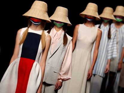 Varias modelos lucen creaciones de la firma de moda española Devota&Lomba en la Mercedes Benz Fashion Week de septiembre de 2020, donde se presenta la primavera-verano 2021 con desfiles presenciales y digitales.