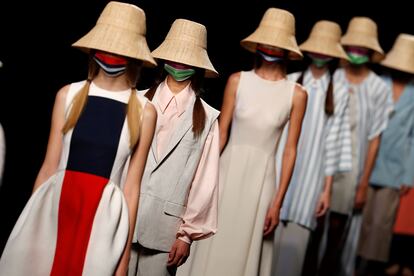 Varias modelos lucen creaciones de la firma de moda española Devota&Lomba en la Mercedes Benz Fashion Week de septiembre de 2020, donde se presenta la primavera-verano 2021 con desfiles presenciales y digitales.