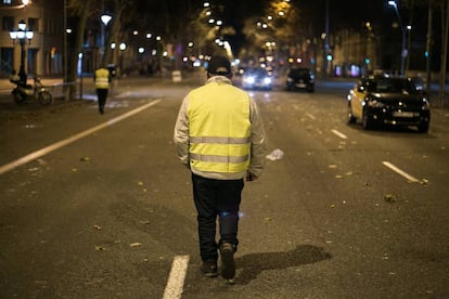 Imagen de un taxista en las calles desiertas de Barcelona.