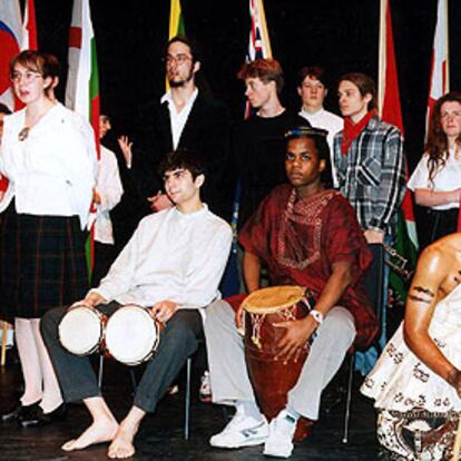 Una imagen de los alumnos de Colegios del Mundo en una representación en el centro de Canadá.