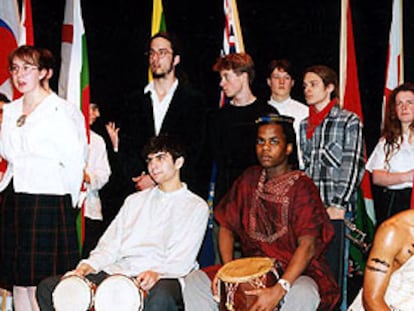 Una imagen de los alumnos de Colegios del Mundo en una representación en el centro de Canadá.