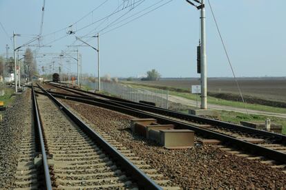 Vías de tren a la altura de Tovarnik. En primer plano, es aún territorio croata; al fondo, serbio. Las vías conectan ambas capitales, Belgrado y Zagreb, y decenas de miles de personas las recorrieron a pie durante la crisis migratoria de 2015.