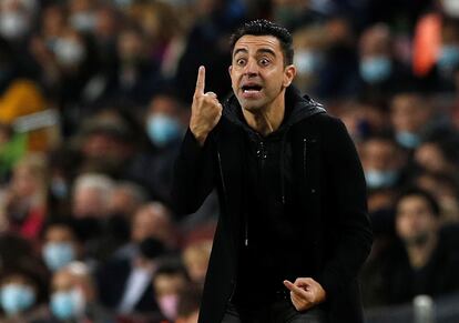 Xavi da indicaciones durante el encuentro ante el Espanyol.