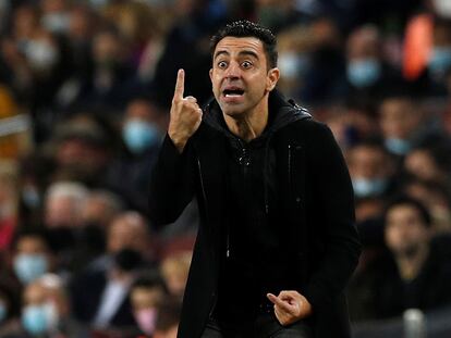 Xavi da indicaciones durante el encuentro ante el Espanyol.