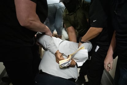 Agentes detienen a un migrante después de su audiencia en la corte de inmigración de Nueva York, el 6 de junio de 2025.