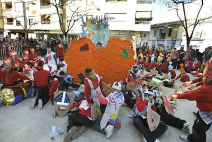 La Falla Viva del colegio Santa Cruz de Mislata el lunes durante su representación.