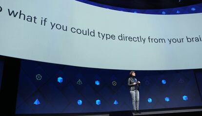 Regina Dugan enseña su plan para dictar desde el cerebro.