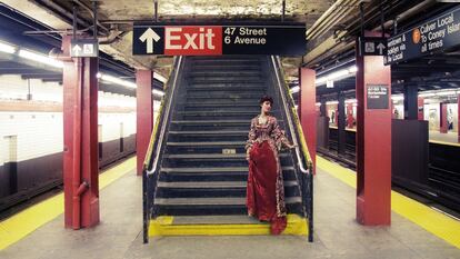 La mujer de 'En el reloj de sol' (1890), de Henry John Yeend King, sobre una imagen del metro de Nueva York.