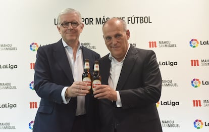 Alberto Rodriguez-Toquero, director general de Mahou, y Javier Tebas, presidente de LaLiga.