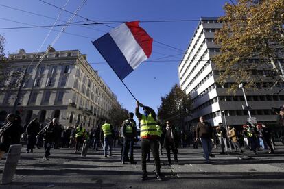 Un manifestante ondea la bandera nacional francesa este sábado por el centro de París.