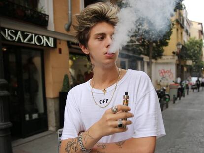 Jovem fuma uma cigarro eletrônico na rua Pelayo, em Madri.