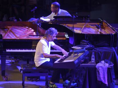 Chick Corea (en primer t&eacute;rmino) y Herbie Hancock, durante un concierto en la 39&ordm; edici&oacute;n del Festival de Jazz de Vitoria.
 
  
 