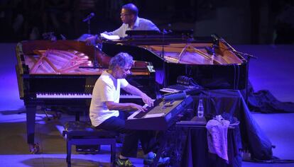 Chick Corea (en primer término) y Herbie Hancock, durante un concierto en la 39º edición del Festival de Jazz de Vitoria.