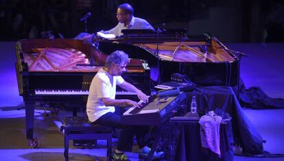 Chick Corea (en primer t&eacute;rmino) y Herbie Hancock, durante un concierto en la 39&ordm; edici&oacute;n del Festival de Jazz de Vitoria.
 
  
 