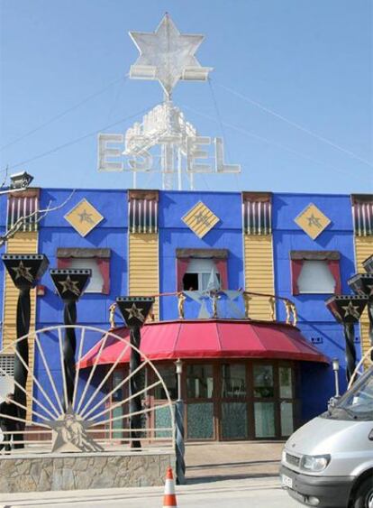 En la imagen, la fachada del Club Estel de Bellvei del Penedés, uno de los locales implicados en la red internacional de explotación sexual.