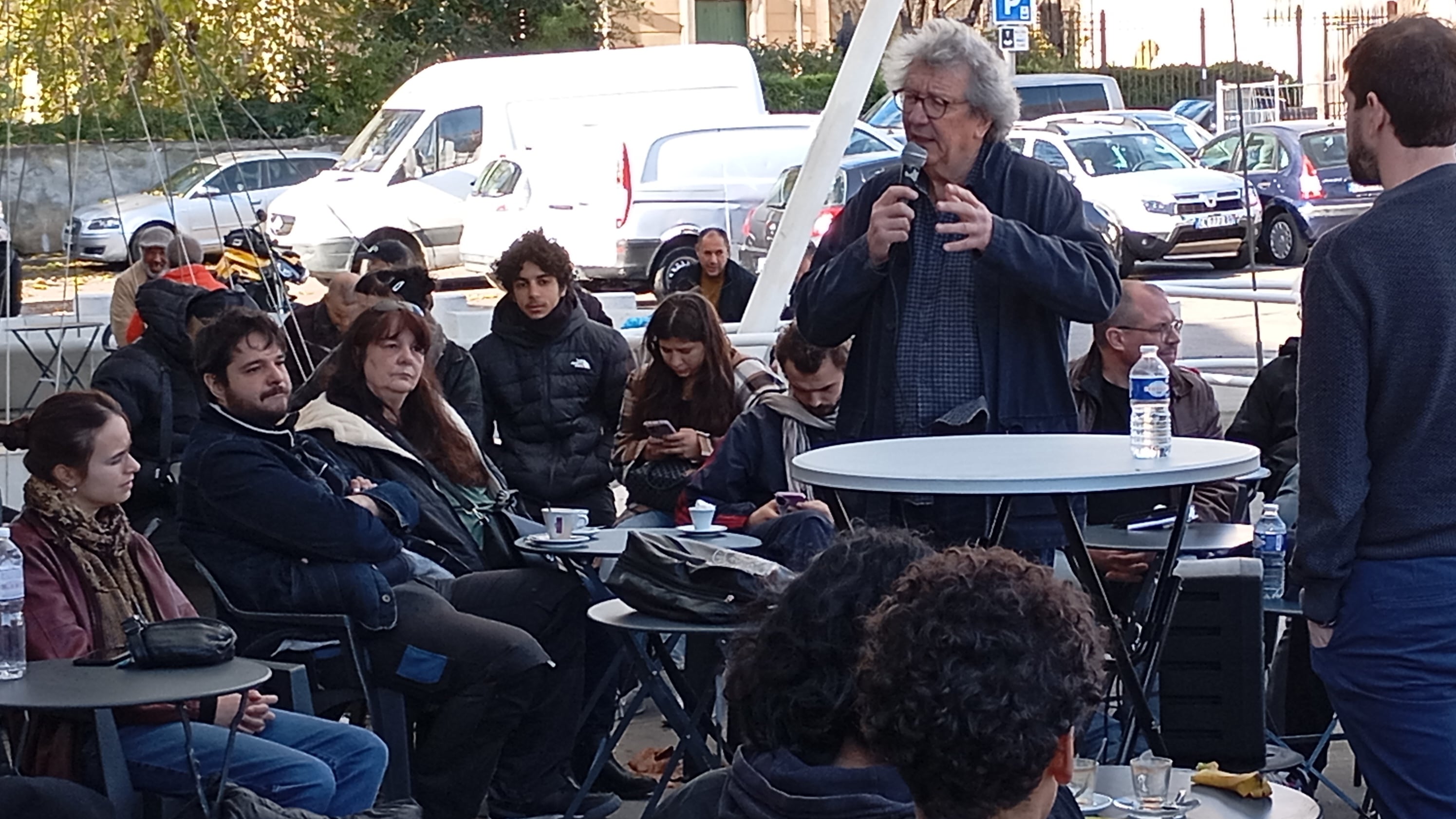 Thierry Paquot durante una charla en plena calle.