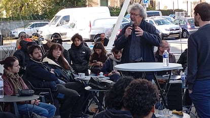 Thierry Paquot durante una charla en plena calle.