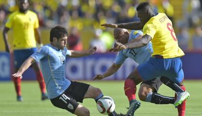 Lodeiro y Ar&eacute;valo, de Uruguay, intentan frenar a Caicedo. 