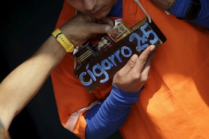 Un preso vende cigarrillos en la cárcel de Topo Chico, durante una visita de medios de comunicación, en Monterrey, México.