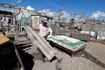 Un hombre reconstruye su casa destruida por el paso del huracán 'Ian', en la provincia de Pinar del Río (Cuba), el 15 de octubre de 2022.