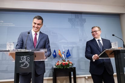 El presidente del Gobierno, Pedro Sánchez (a la izquierda), y el primer ministro finés,Petteri Orpo, durante la rueda de prensa.