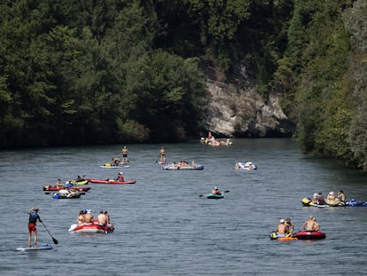 Un grupo de personas en el río Aar, cerca de la ciudad suiza de Thun, este sábado.