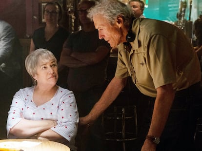 Clint Eastwood dirige a la actriz Kathy Bates en 'Richard Jewell'.