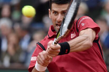 Djokovic golpea la bola en la final de Roland Garros.