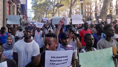 Los manteros marchando por La Rambla