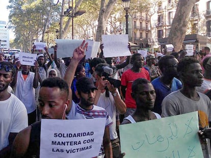 Los manteros marchando por La Rambla