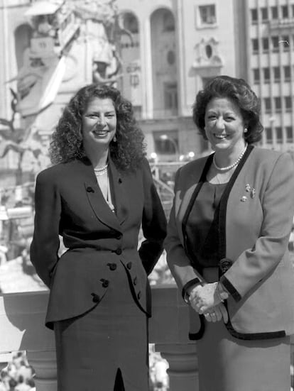 Carmen Alborch junto a Rita Barberá, presenciando la mascletá, durante las Fallas de Valencia en marzo de 1994.