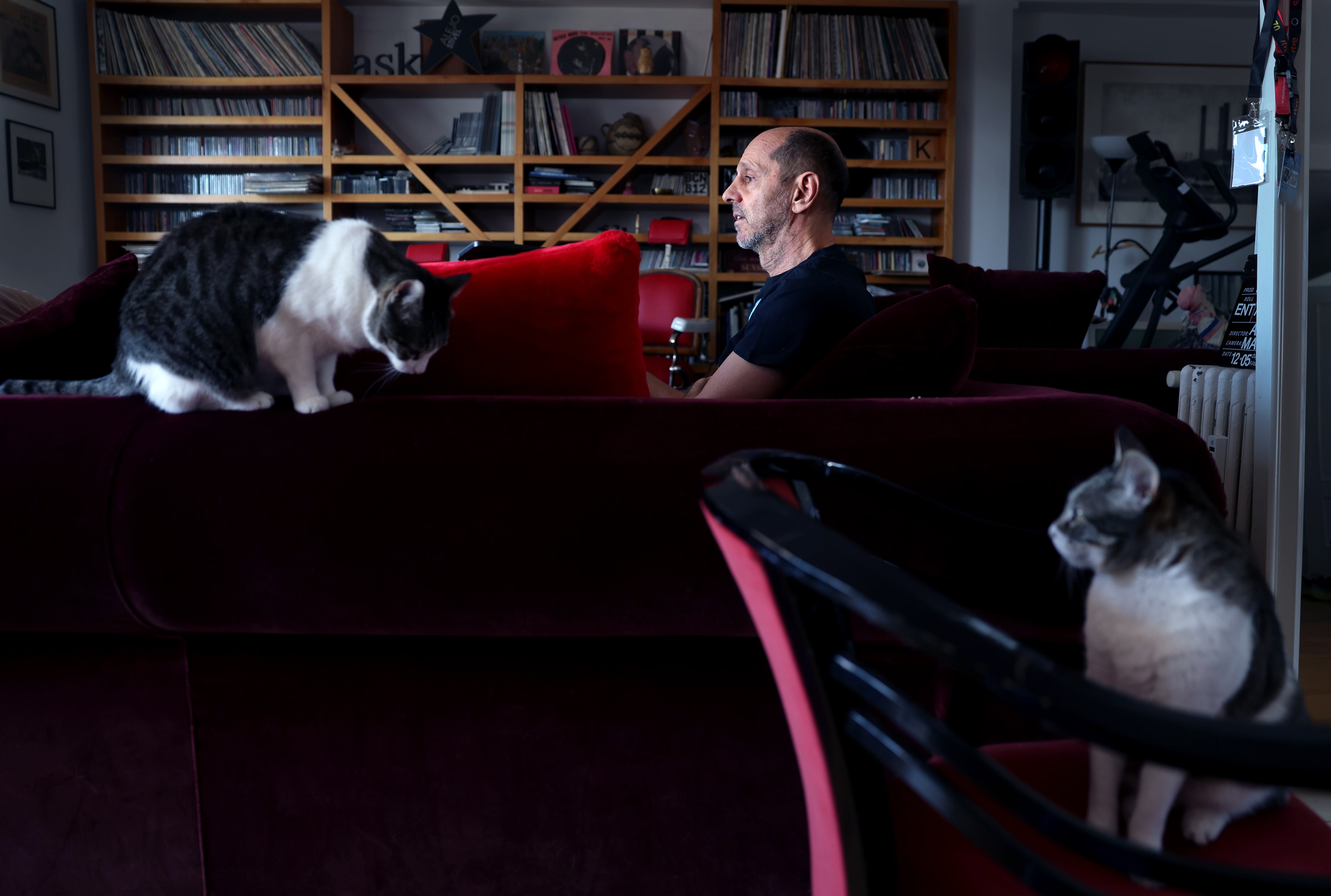 El cantante de Tequila, fotografiado con sus dos gatos. 