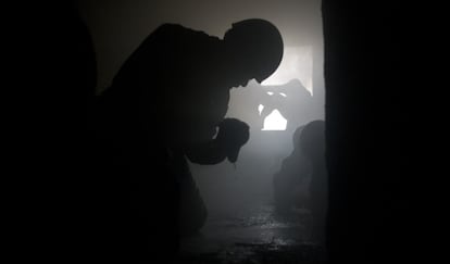 Un periodista atraviesa un túnel en el curso de seguridad.
