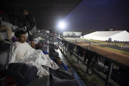 Migrantes pernoctan en las instalaciones del albergue en el estadio Jesús Martínez en Ciudad Deportiva en la alcaldía Venustiano Carranza en Ciudad de México.