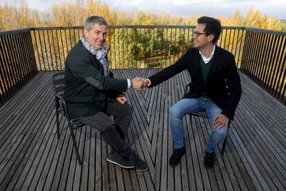 Javier Antón y Tomás Cabezón se saludan en Almazán.