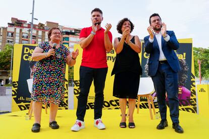 Los candidatos por ERC, Ana Maria Surra, Gabriel Rufián y Pilar Velluguera, acompañados por el presidente de la Generalitat, Pere Aragonés, durante el acto electoral de ERC este viernes.