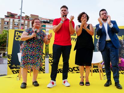 Los candidatos por ERC, Ana Maria Surra, Gabriel Rufián y Pilar Velluguera, acompañados por el presidente de la Generalitat, Pere Aragonés, durante el acto electoral de ERC este viernes.